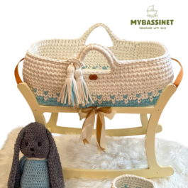 Cozy Baby Bedside: Moses Basket with Tulle & Wooden Base for Sweet Dreams